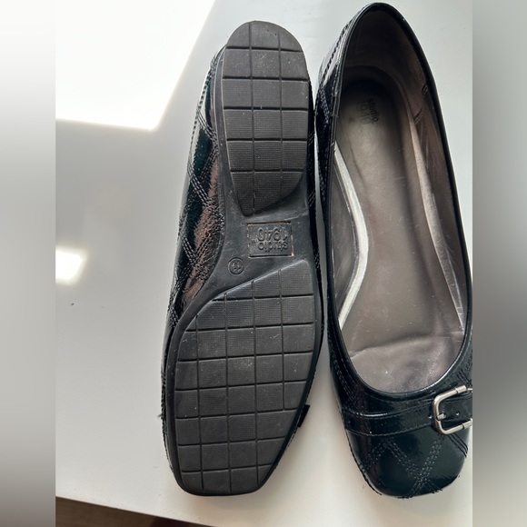 Black patent leather wedge shoe. Size 11. - Picture 2 of 3